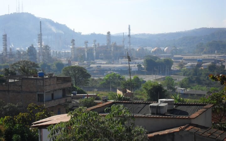 Instalações da refinaria Gabriel Passos, da Petrobras, em Ibirité, Minas Gerais, vistas de longe
