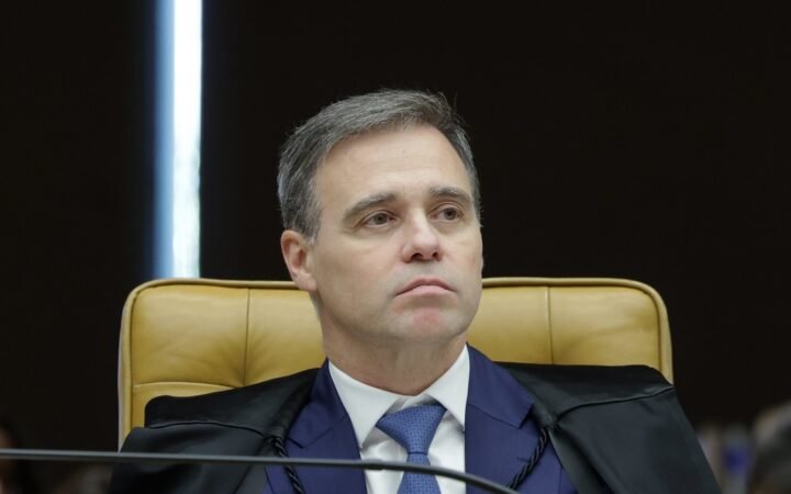 Retrato do ministro André Mendonça sentado na cadeira do plenário do Supremo Tribunal Federal