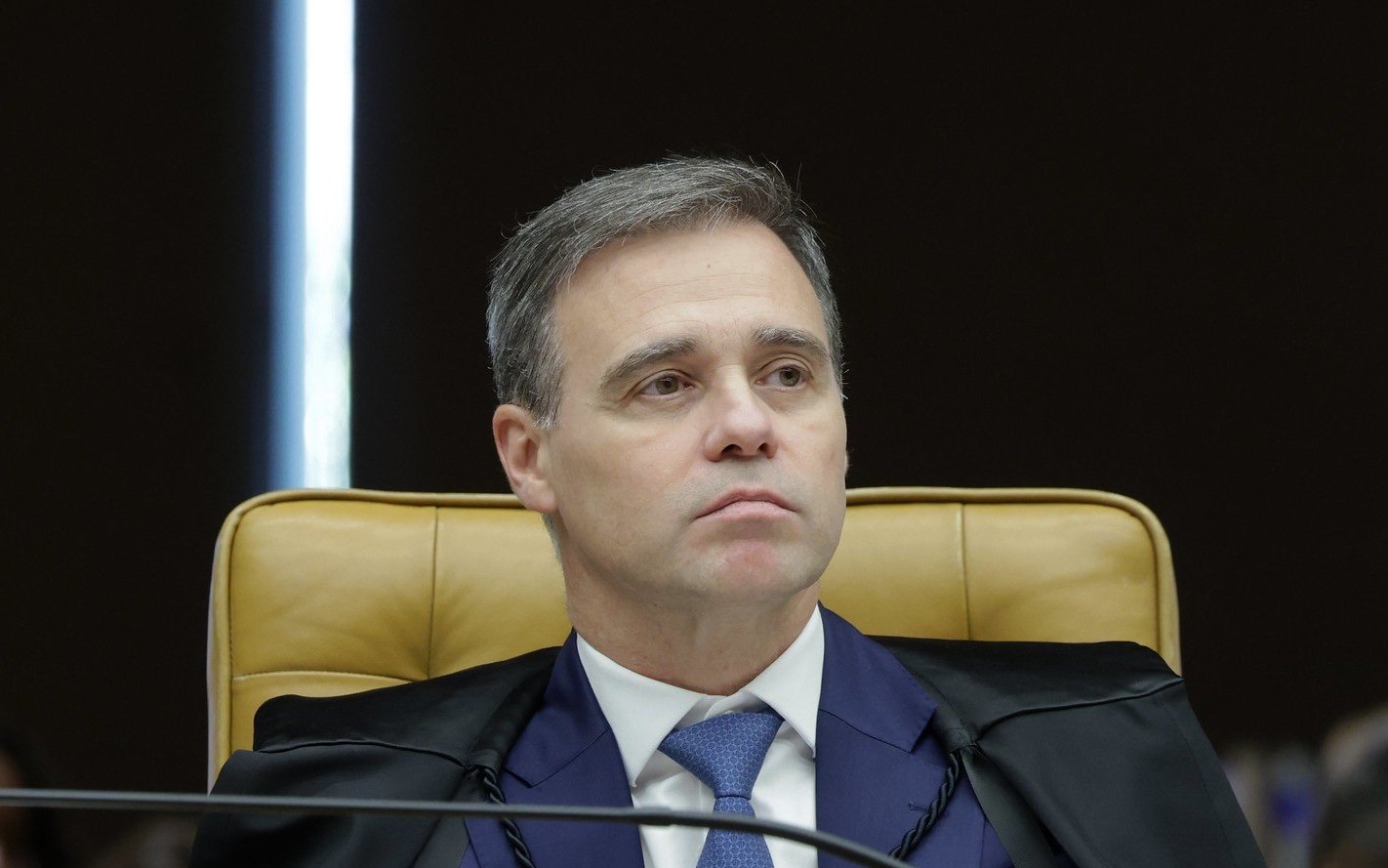 Retrato do ministro André Mendonça sentado na cadeira do plenário do Supremo Tribunal Federal