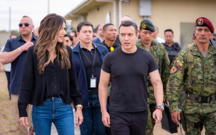 Grupo de civis e militares caminha numa base aérea em Manta, no Equador