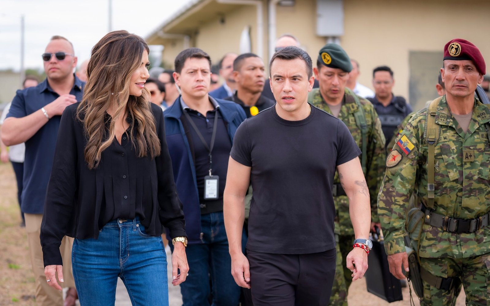 Grupo de civis e militares caminha numa base aérea em Manta, no Equador