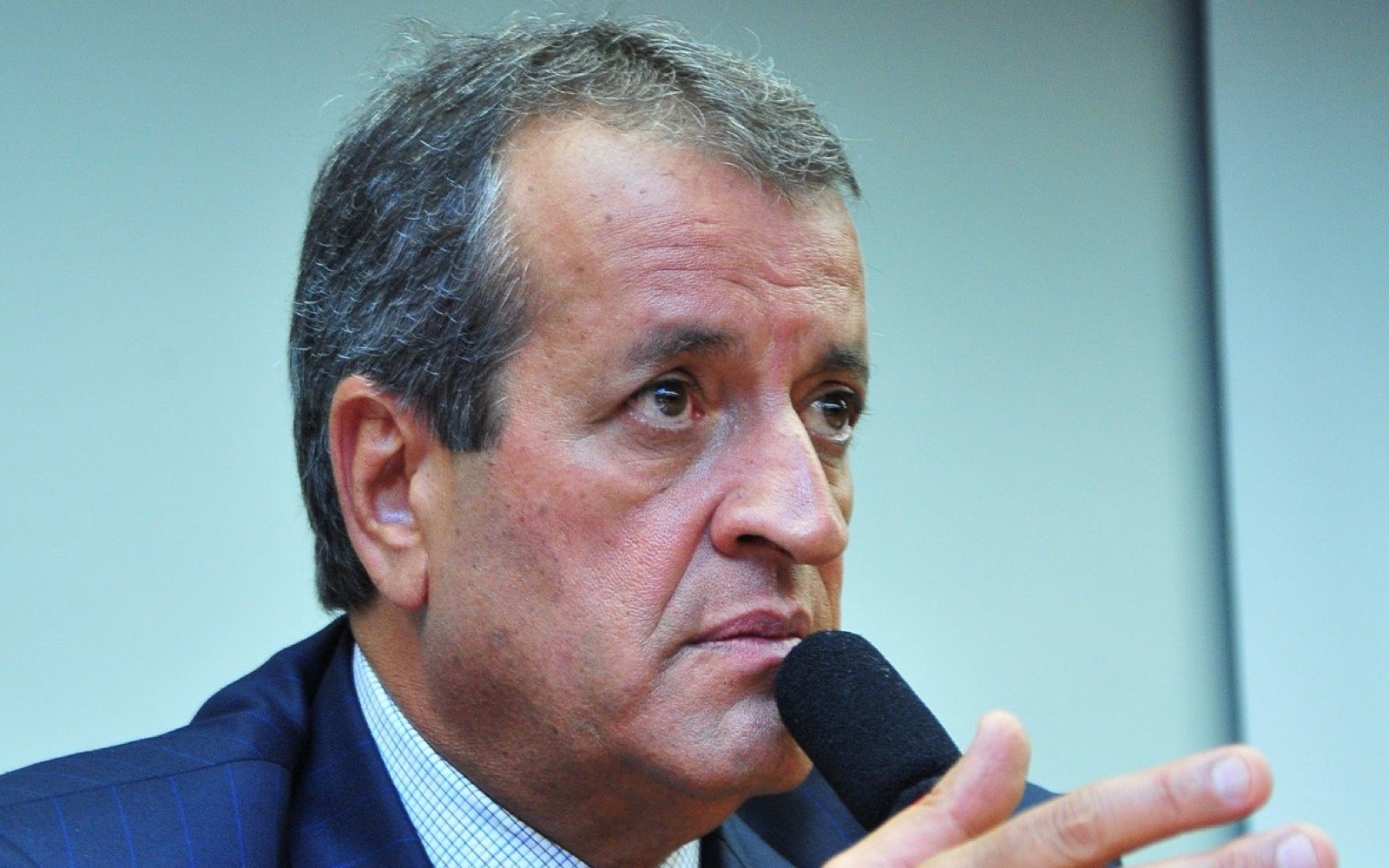 Retrato de Valdemar Costa Neto falando ao microfone, em audiência na Câmara dos Deputados
