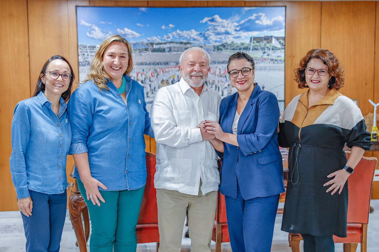 O presidente Lula posa com a presidente do Banco do Brasil, Tarciana Medeiros, e outras três mulheres, no Palácio do Planalto