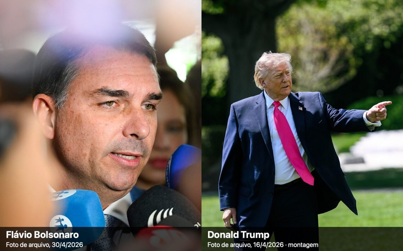 Montagem de duas fotos: à esquerda, o senador Flávio Bolsonaro dá entrevista cercado de microfones; à direita, o presidente dos EUA, Donald Trump, de terno azul e gravata rosa, aponta com a mão direita num gramado.