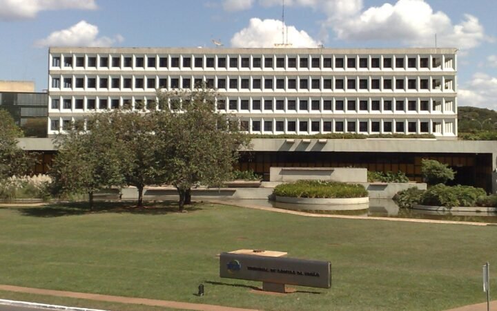 Edifício-sede do Tribunal de Contas da União, em Brasília, com gramado em primeiro plano