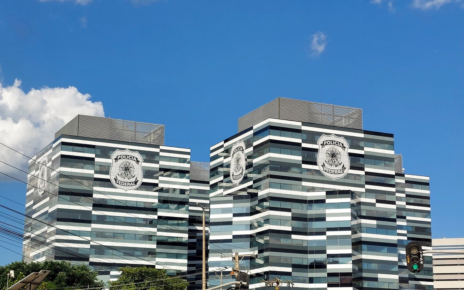 Prédios da sede da Polícia Federal, em Brasília, sob céu azul