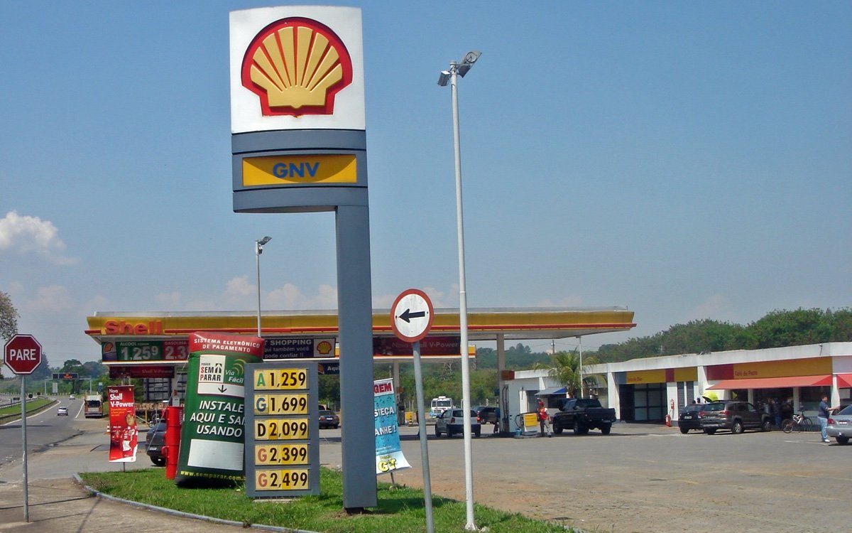 Posto de combustíveis com bandeira Shell e painel de preços, em Piracicaba (SP)