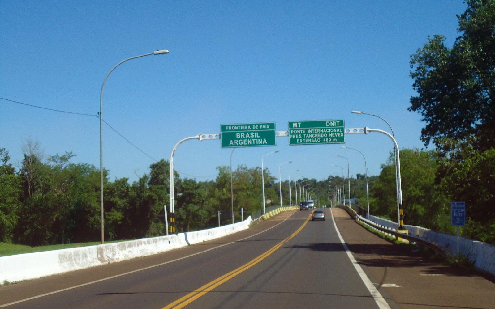 Pista da Ponte Tancredo Neves, na fronteira entre Brasil e Argentina, com placa de sinalização