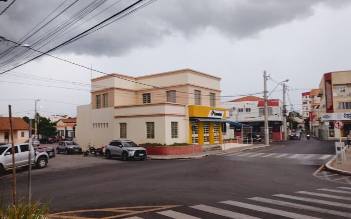 Agência dos Correios em esquina de Guanambi, na Bahia, sob céu nublado