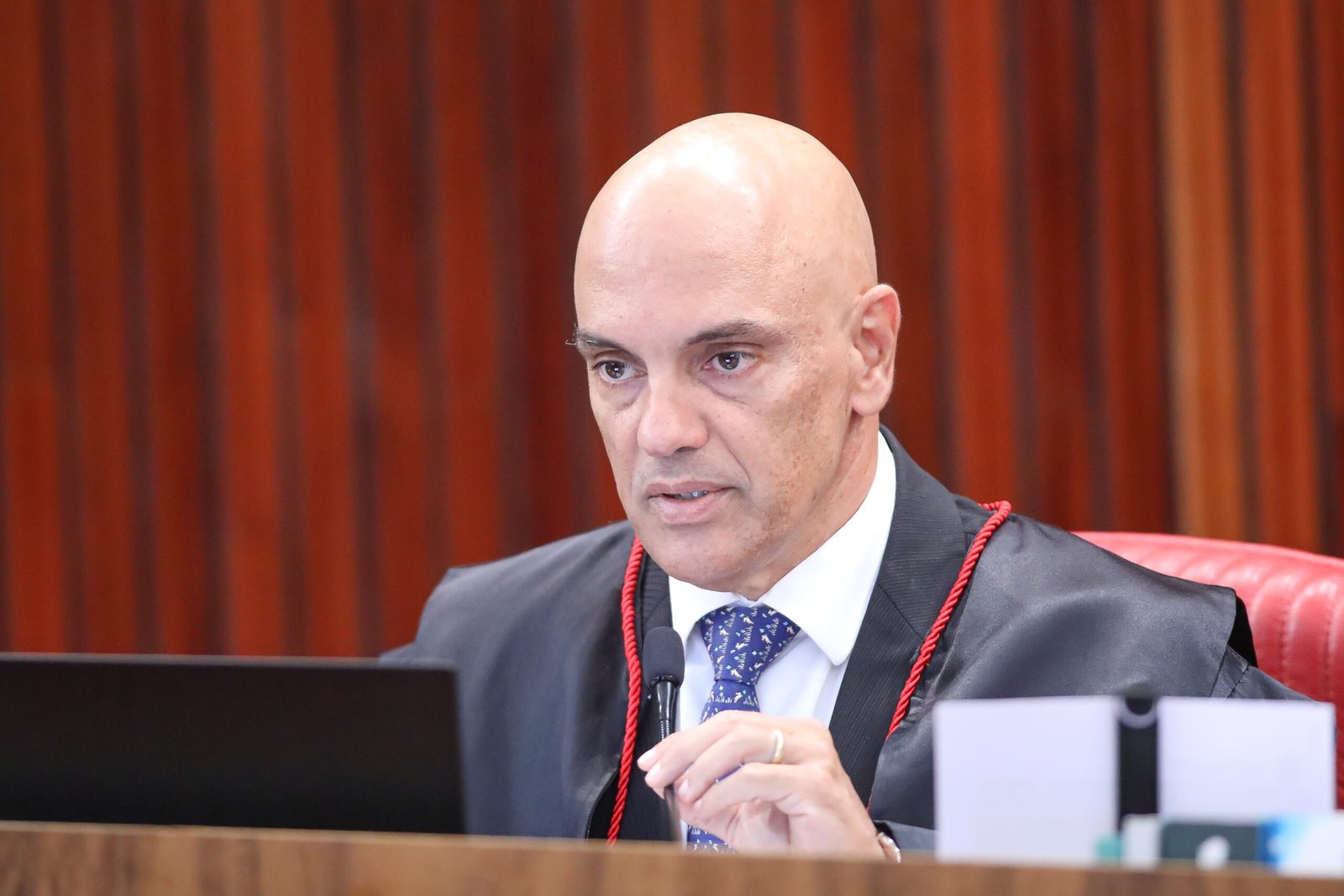 O ministro Alexandre de Moraes, de toga, durante sessão do Tribunal Superior Eleitoral