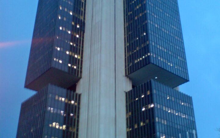 Edifício-sede do Banco Central do Brasil, em Brasília, ao entardecer
