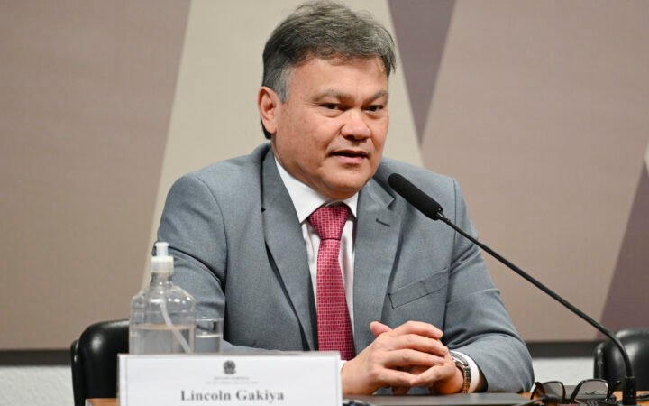 O promotor Lincoln Gakiya, do Ministério Público de São Paulo, fala sentado à mesa da CPI do Crime Organizado, no Senado, diante de uma placa com seu nome