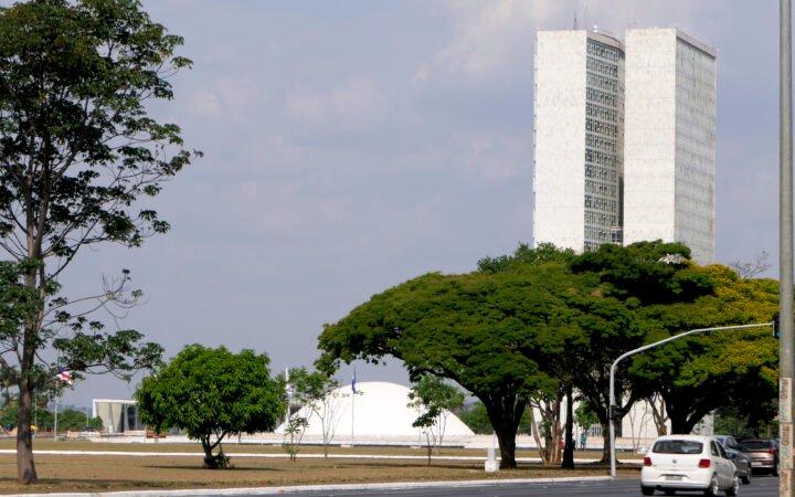 Fachada do Congresso Nacional em Brasília, com as duas cúpulas e as torres dos prédios do Legislativo.