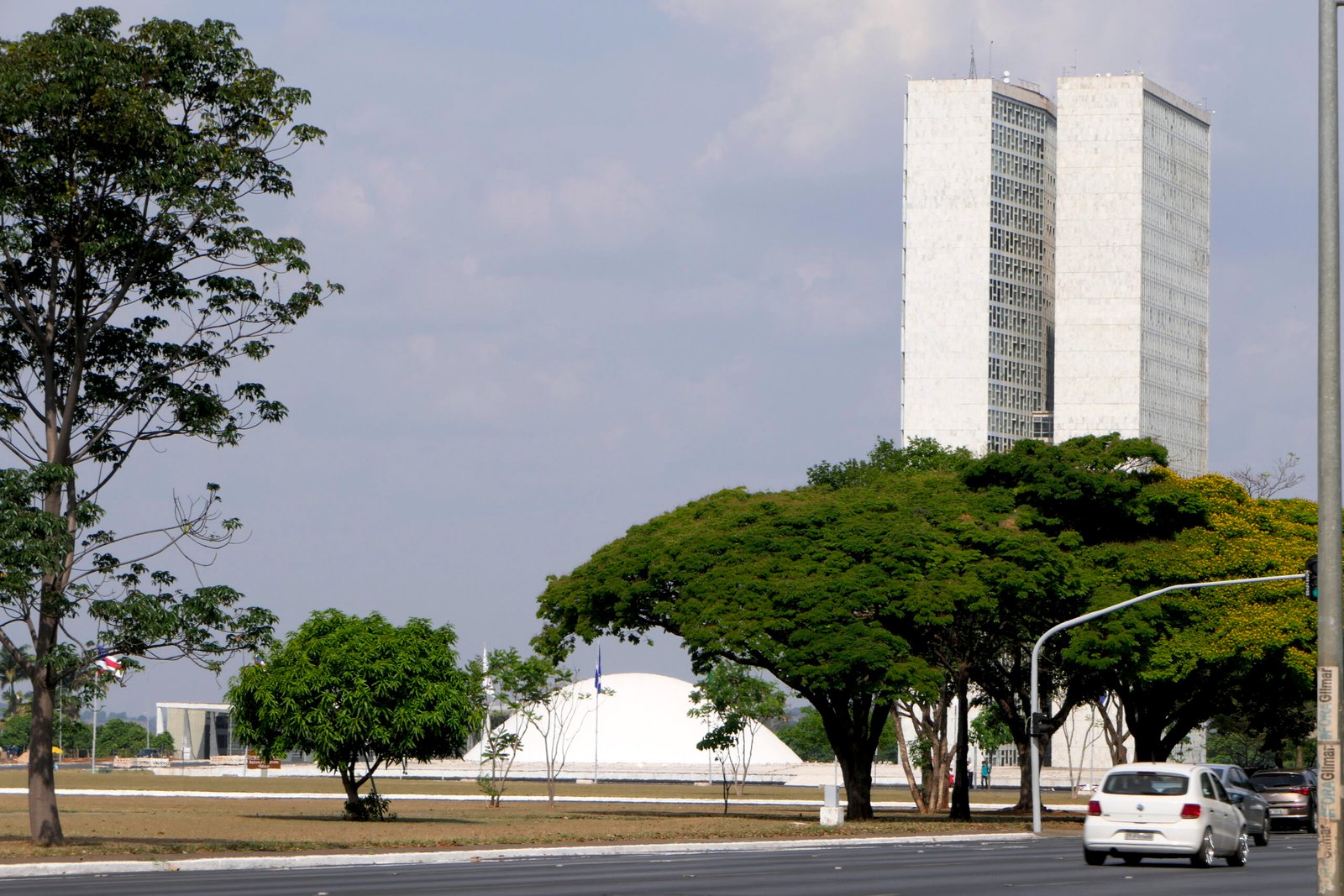 Fachada do Congresso Nacional em Brasília, com as duas cúpulas e as torres dos prédios do Legislativo.