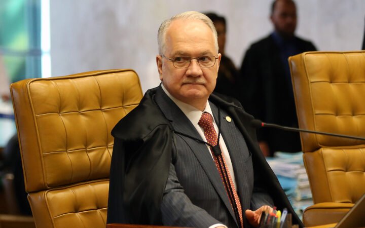 O ministro Edson Fachin, de toga, sentado em sua cadeira no plenário do Supremo Tribunal Federal
