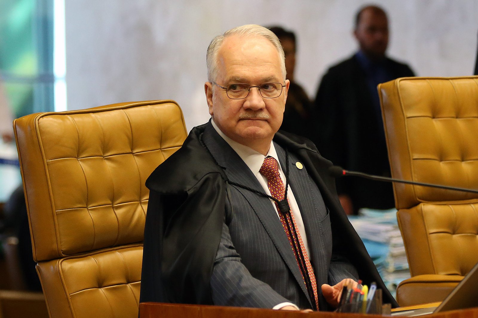 O ministro Edson Fachin, de toga, sentado em sua cadeira no plenário do Supremo Tribunal Federal