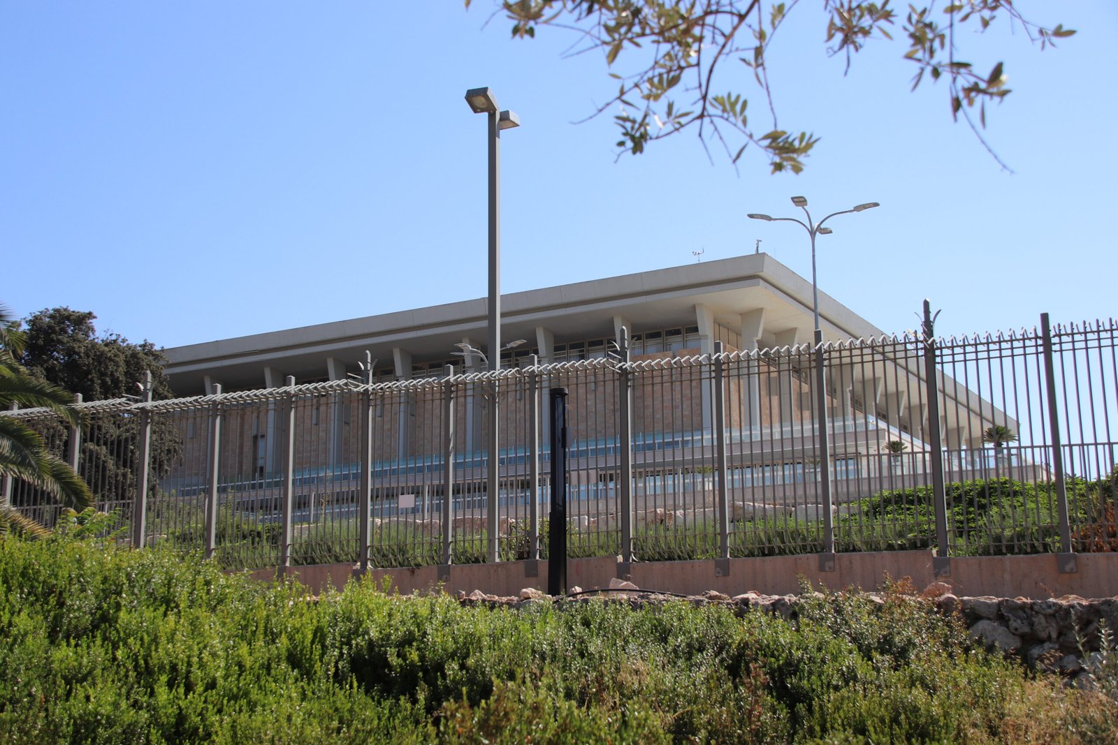 Prédio do Knesset, o Parlamento de Israel, visto por trás de uma cerca em Jerusalém