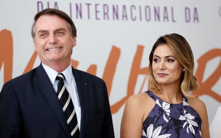 Jair Bolsonaro, à esquerda, e a então primeira-dama Michelle Bolsonaro, à direita, em cerimônia no Palácio do Planalto