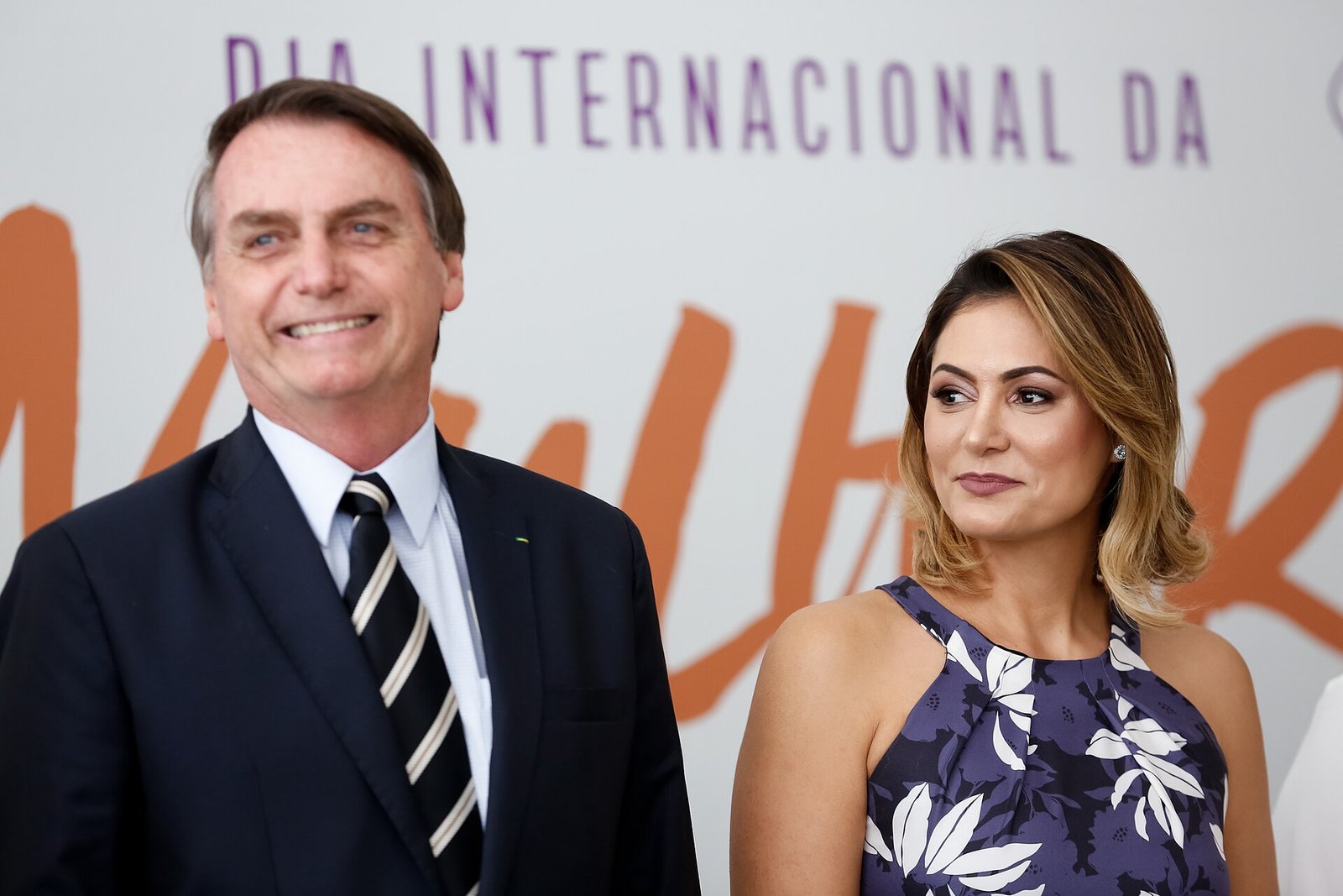 Jair Bolsonaro, à esquerda, e a então primeira-dama Michelle Bolsonaro, à direita, em cerimônia no Palácio do Planalto