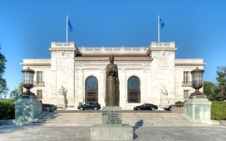 Fachada do edifício-sede da Organização dos Estados Americanos, em Washington, com duas bandeiras azuis da entidade