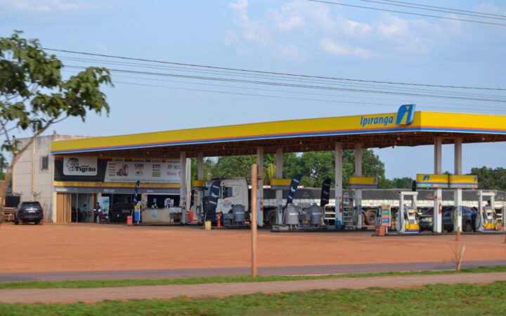 Posto de combustíveis com bombas sob cobertura amarela, em Porto Alegre do Norte, Mato Grosso