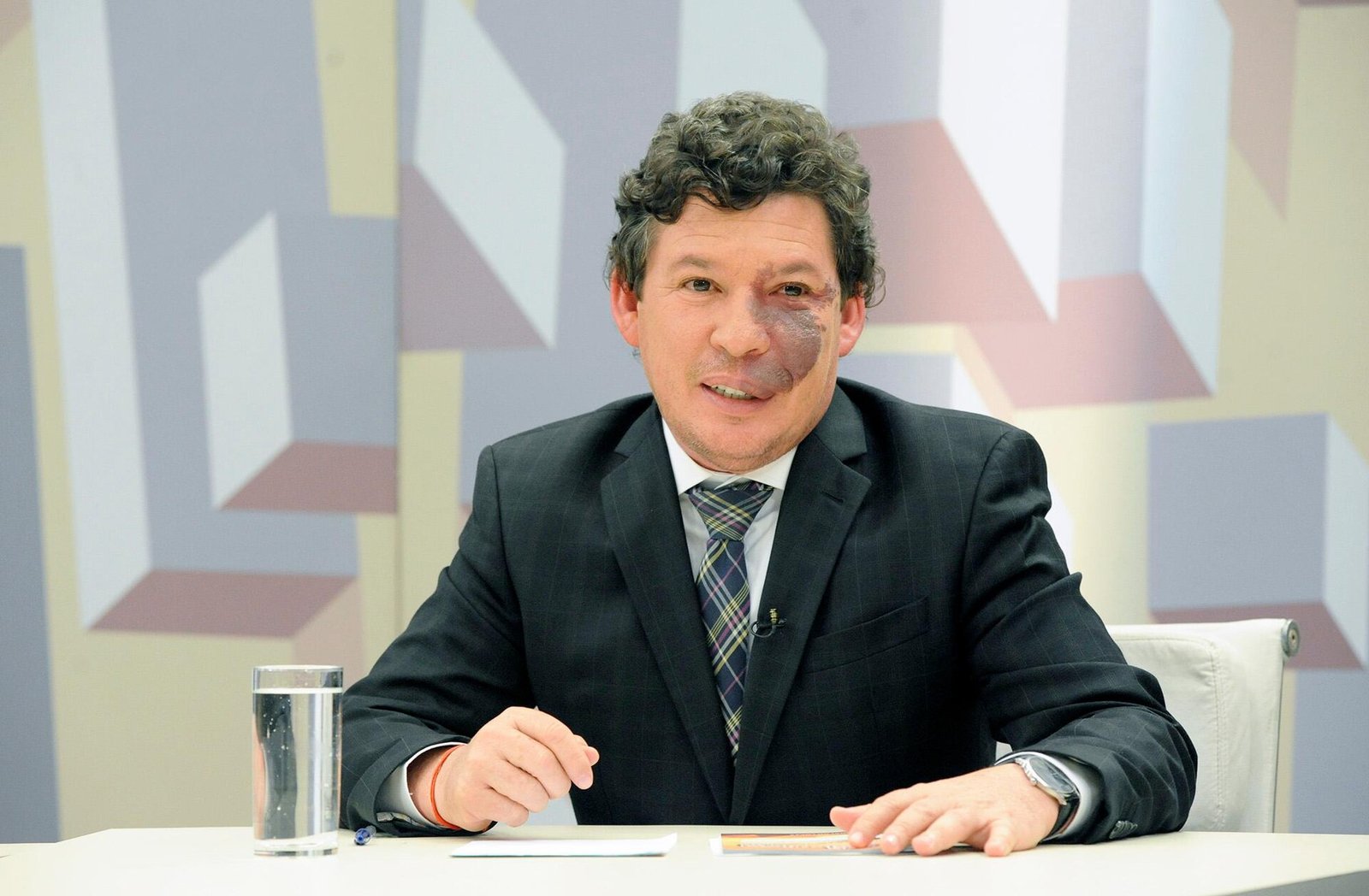 O deputado federal Reginaldo Lopes (PT-MG), sentado à mesa em estúdio da Câmara dos Deputados
