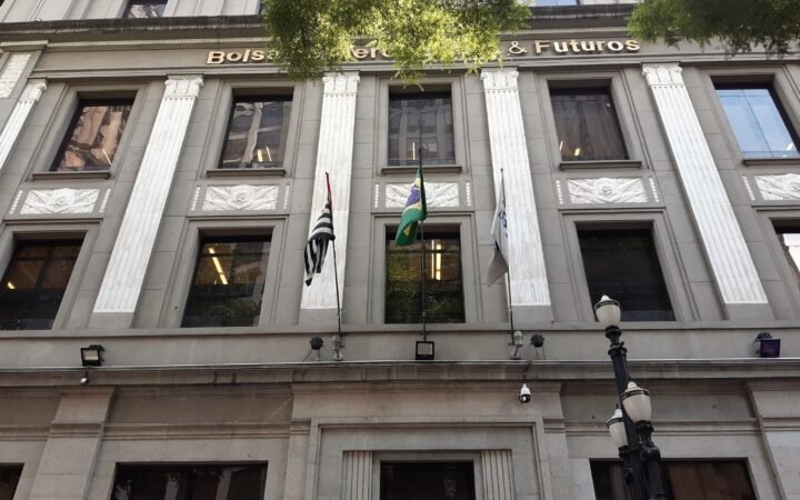 Fachada do edifício da antiga Bolsa de Mercadorias & Futuros, na Praça Antônio Prado, centro de São Paulo, com bandeiras do Brasil e de São Paulo