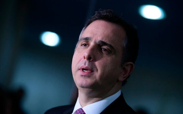 Rodrigo Pacheco, então presidente do Senado, fala a jornalistas em Brasília, em 2023