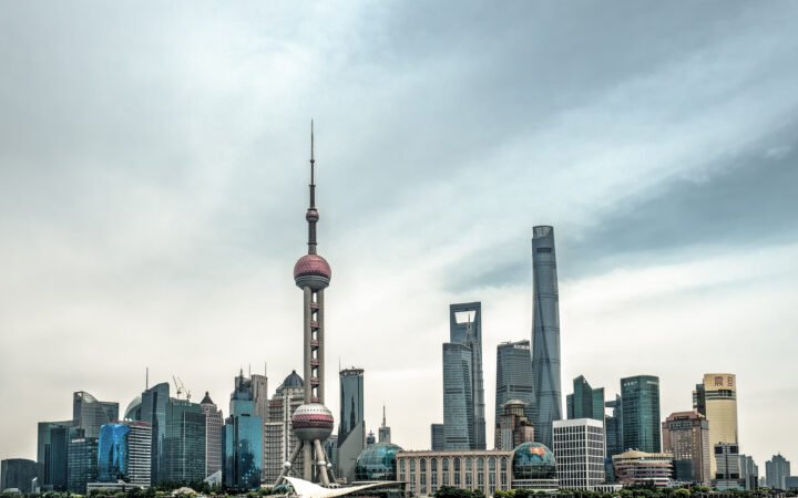 Horizonte do distrito financeiro de Pudong, em Xangai, com a Torre da Pérola Oriental e arranha-céus