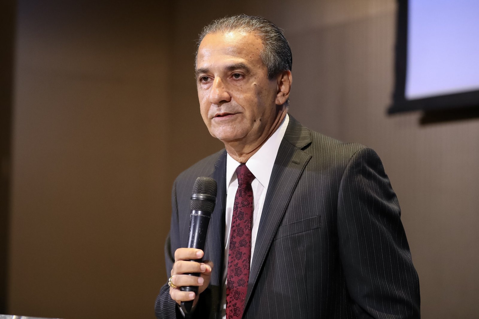 O pastor Silas Malafaia, de terno escuro e gravata vinho, falando ao microfone