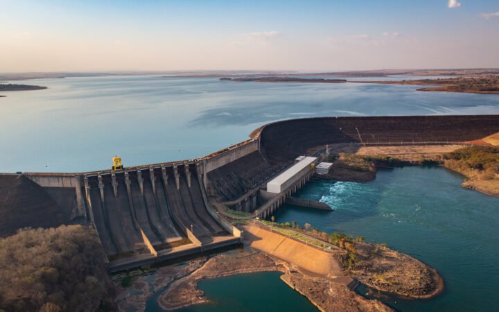 Vista aérea da barragem e do reservatório da Usina Hidrelétrica São Simão, no rio Paranaíba