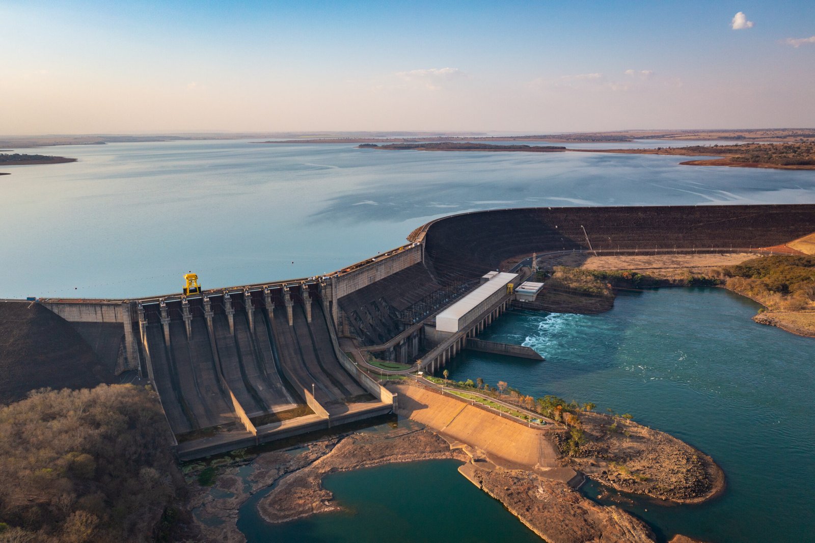 Vista aérea da barragem e do reservatório da Usina Hidrelétrica São Simão, no rio Paranaíba