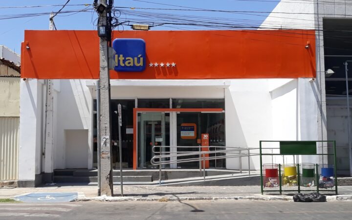 Fachada de uma agência do Itaú com letreiro laranja e logotipo azul, numa rua de Sousa, na Paraíba