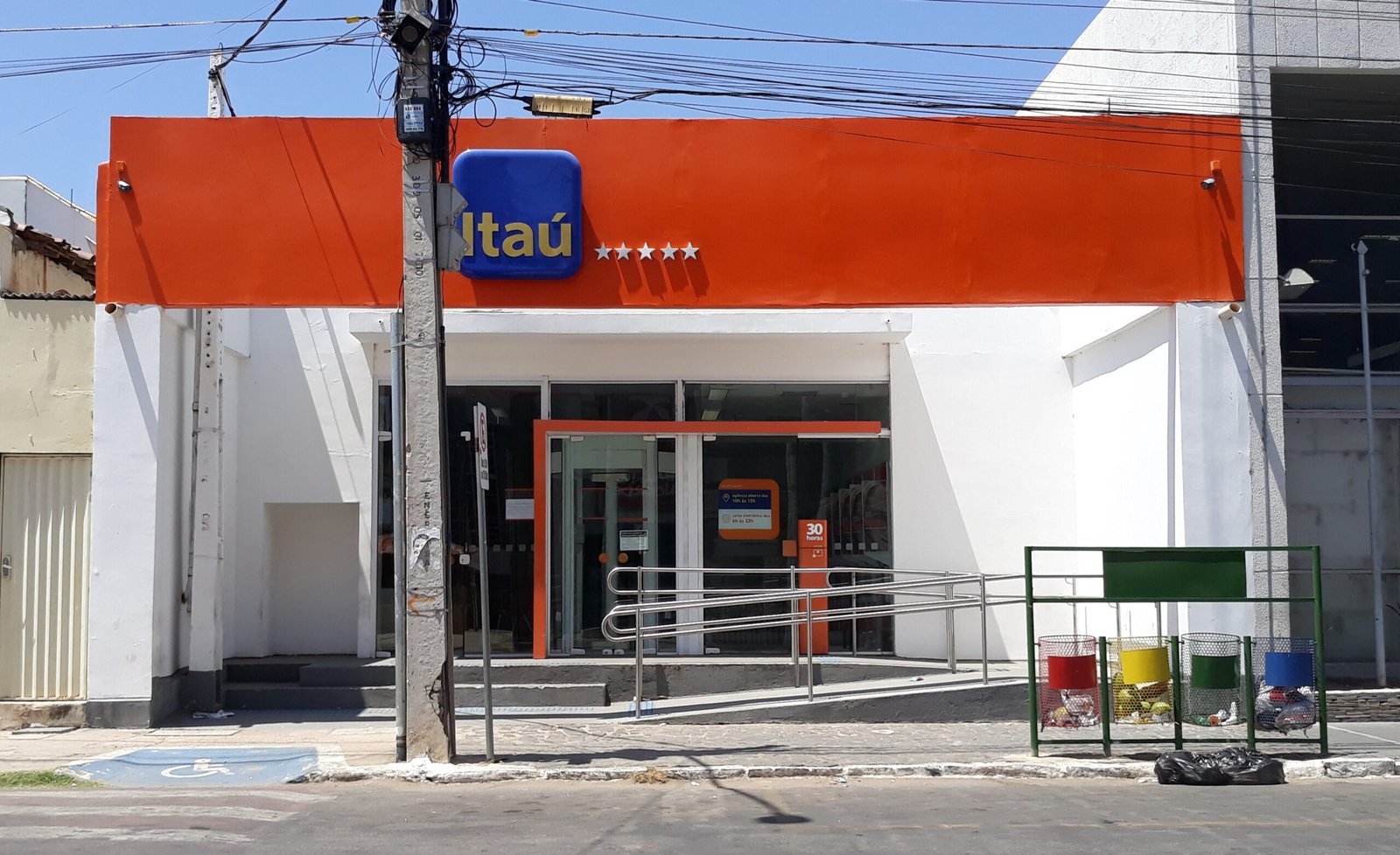 Fachada de uma agência do Itaú com letreiro laranja e logotipo azul, numa rua de Sousa, na Paraíba