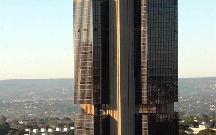 Torres de vidro e concreto do edifício-sede do Banco Central do Brasil, em Brasília, sob céu azul