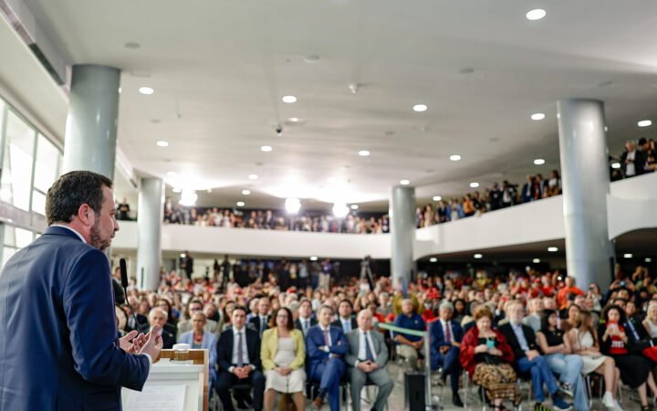 Guilherme Boulos discursa de perfil diante de plateia no Palácio do Planalto na cerimônia de posse como ministro da Secretaria-Geral
