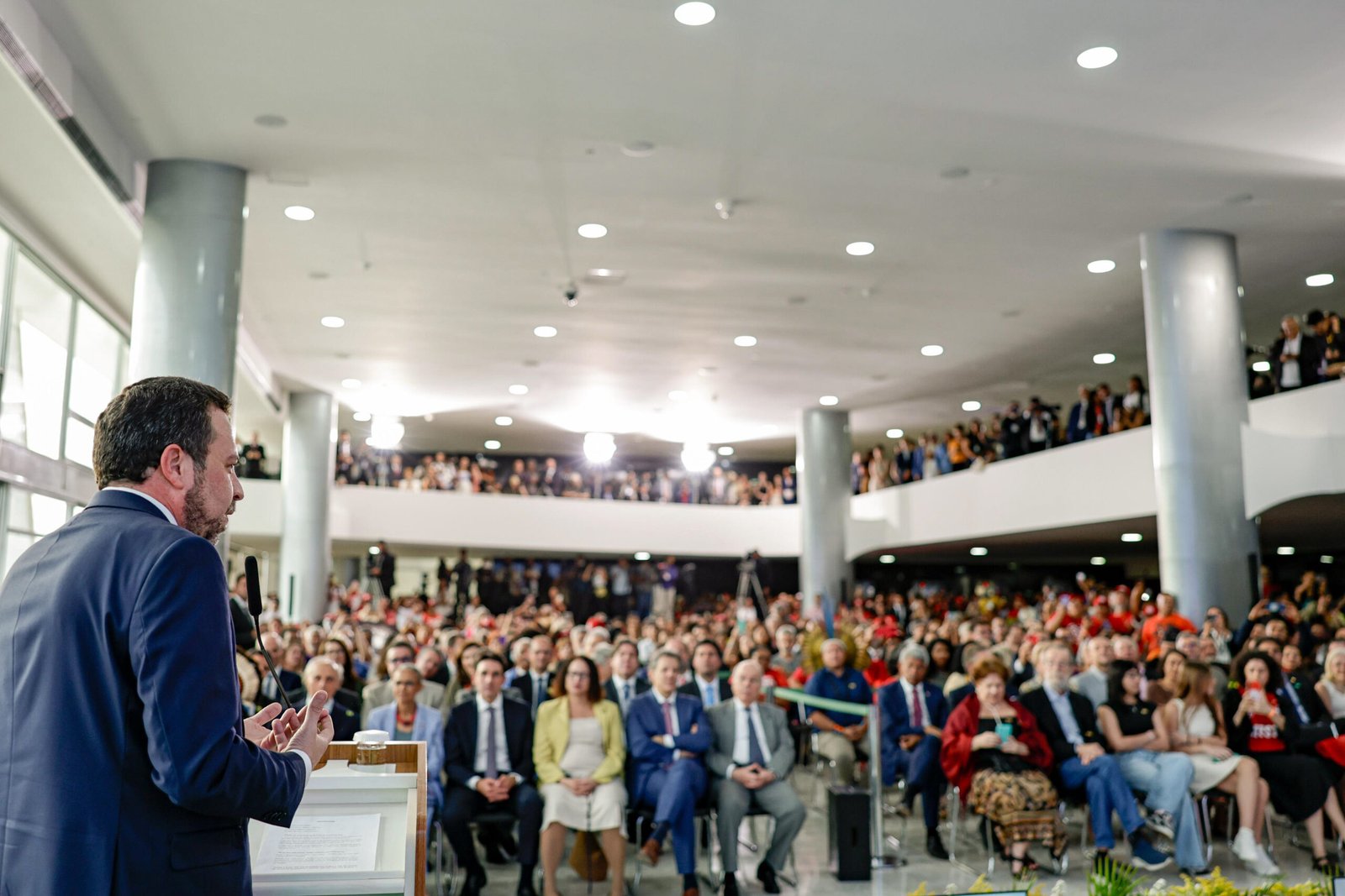 Guilherme Boulos discursa de perfil diante de plateia no Palácio do Planalto na cerimônia de posse como ministro da Secretaria-Geral