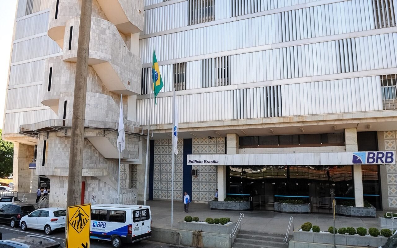 Fachada do edifício-sede do Banco de Brasília (BRB), com o letreiro do banco e bandeiras na entrada.