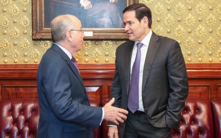 O chanceler brasileiro Mauro Vieira, à esquerda, conversa com o secretário de Estado dos EUA, Marco Rubio, em sala com poltronas de couro vermelhas.