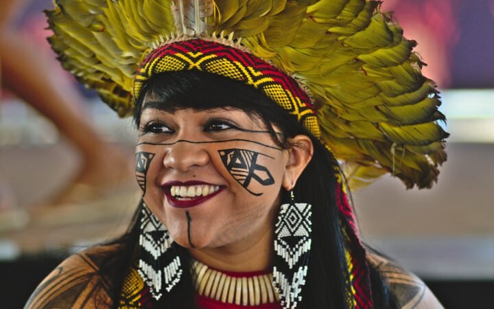 Célia Xakriabá, com cocar de penas e pintura facial, durante a Marcha das Mulheres Indígenas
