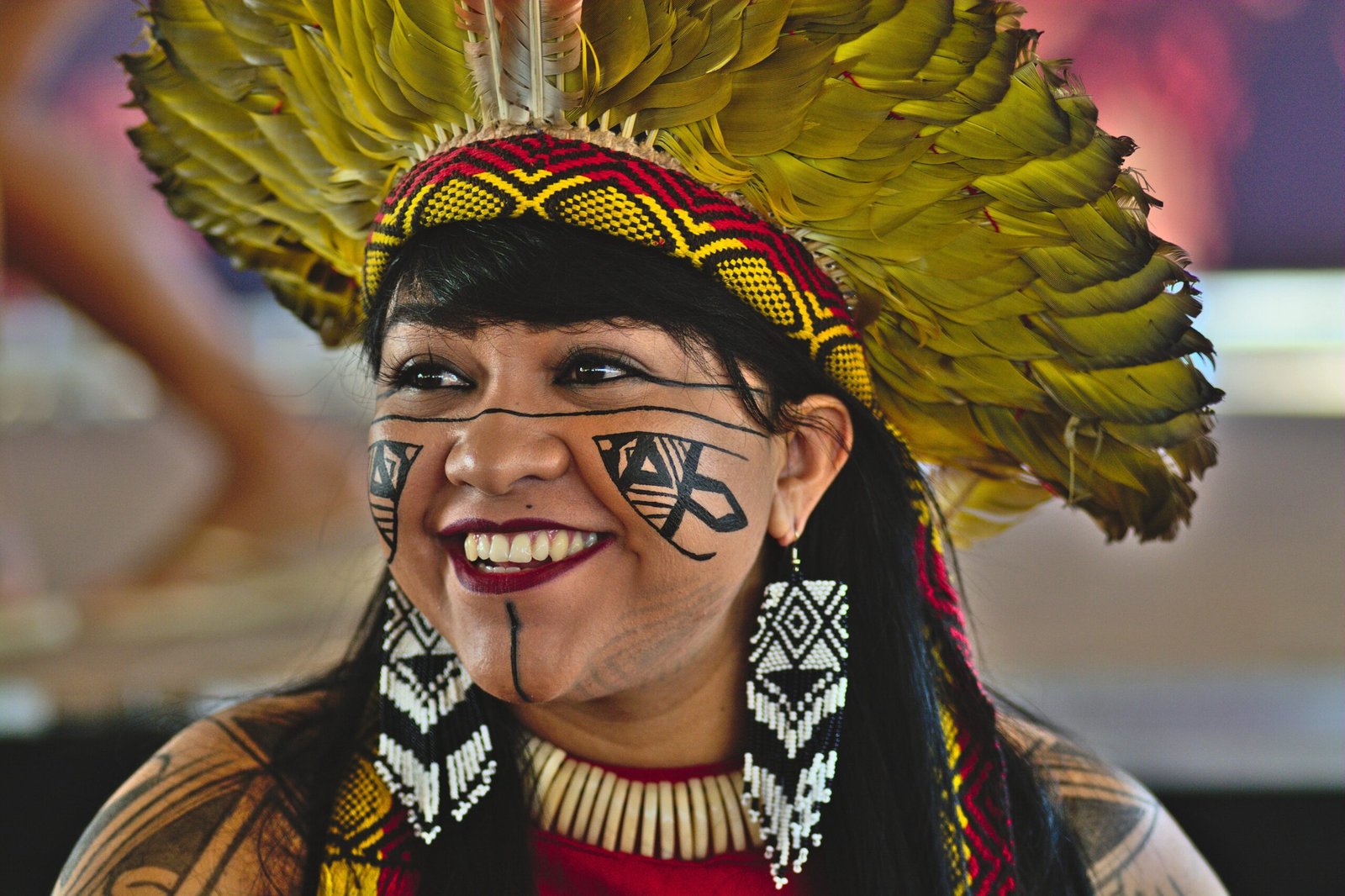 Célia Xakriabá, com cocar de penas e pintura facial, durante a Marcha das Mulheres Indígenas
