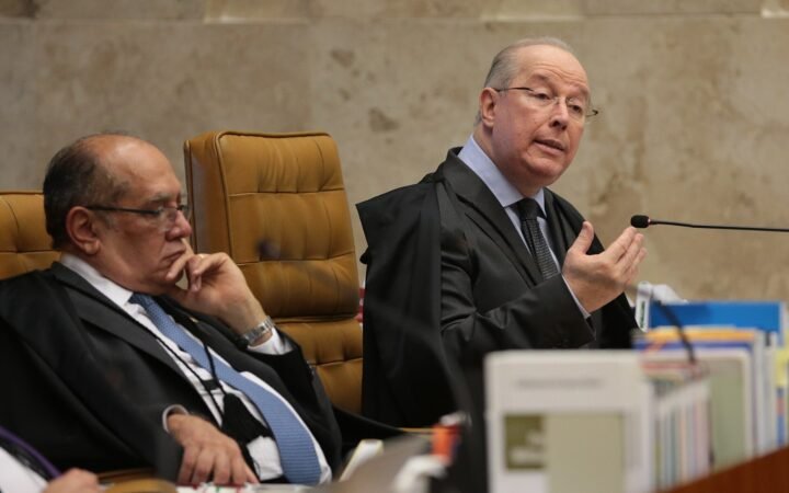 O então ministro Celso de Mello fala no plenário do STF; ao lado, Gilmar Mendes