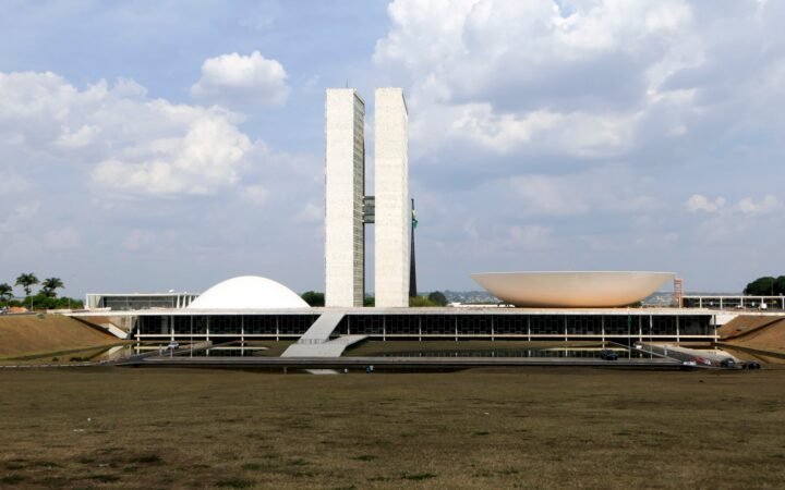 Edifício do Congresso Nacional, com as duas torres e as cúpulas, visto de frente em Brasília
