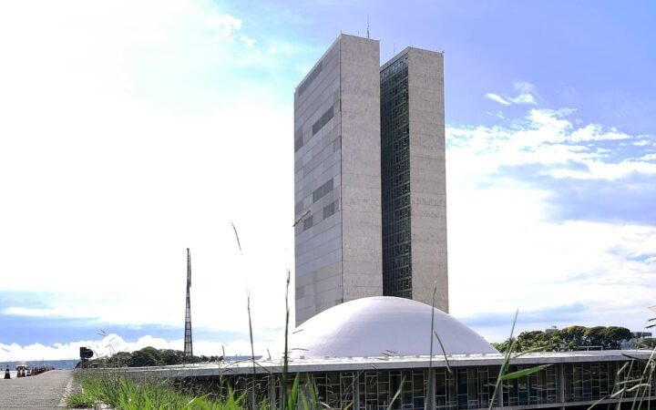 As duas torres e a cúpula do Congresso Nacional, em Brasília, sob céu azul