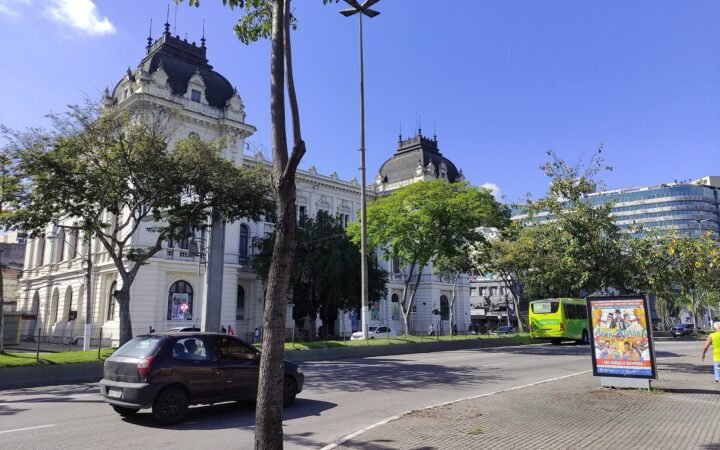 Prédio histórico da Agência Central dos Correios e Telégrafos, em Niterói (RJ), visto da rua.