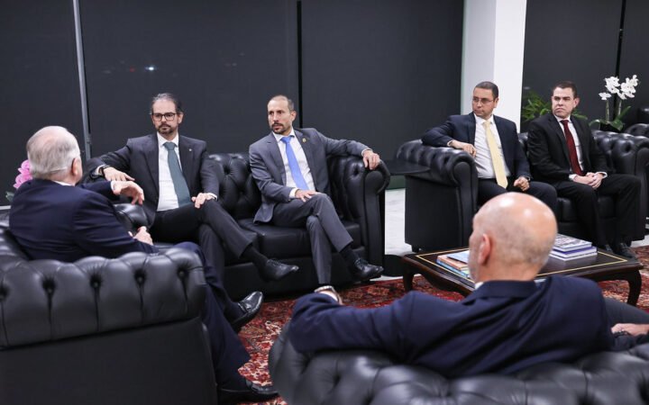 Homens de terno sentados em sofás de couro preto durante audiência em gabinete do Supremo Tribunal Federal com delegados da Polícia Federal
