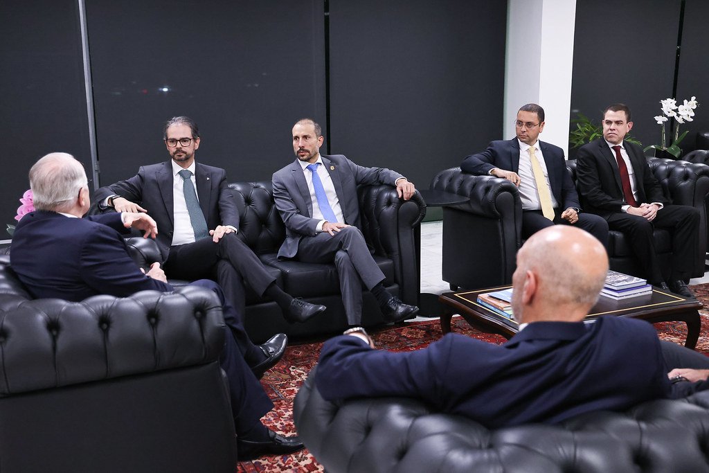 Homens de terno sentados em sofás de couro preto durante audiência em gabinete do Supremo Tribunal Federal com delegados da Polícia Federal