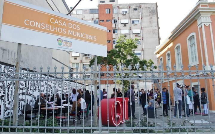 Candidatos reunidos no pátio da Casa dos Conselhos Municipais, em Porto Alegre, durante mutirão de vagas de emprego, em 2017.