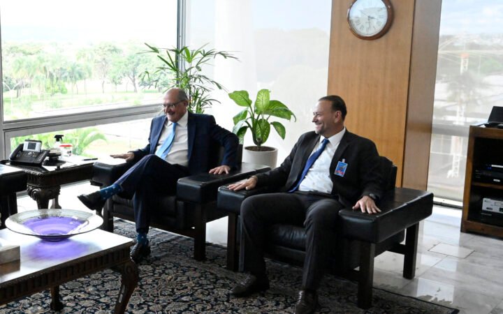 Geraldo Alckmin e Edinho Silva sentados lado a lado em poltronas, sorrindo, em sala do gabinete da Presidência da República
