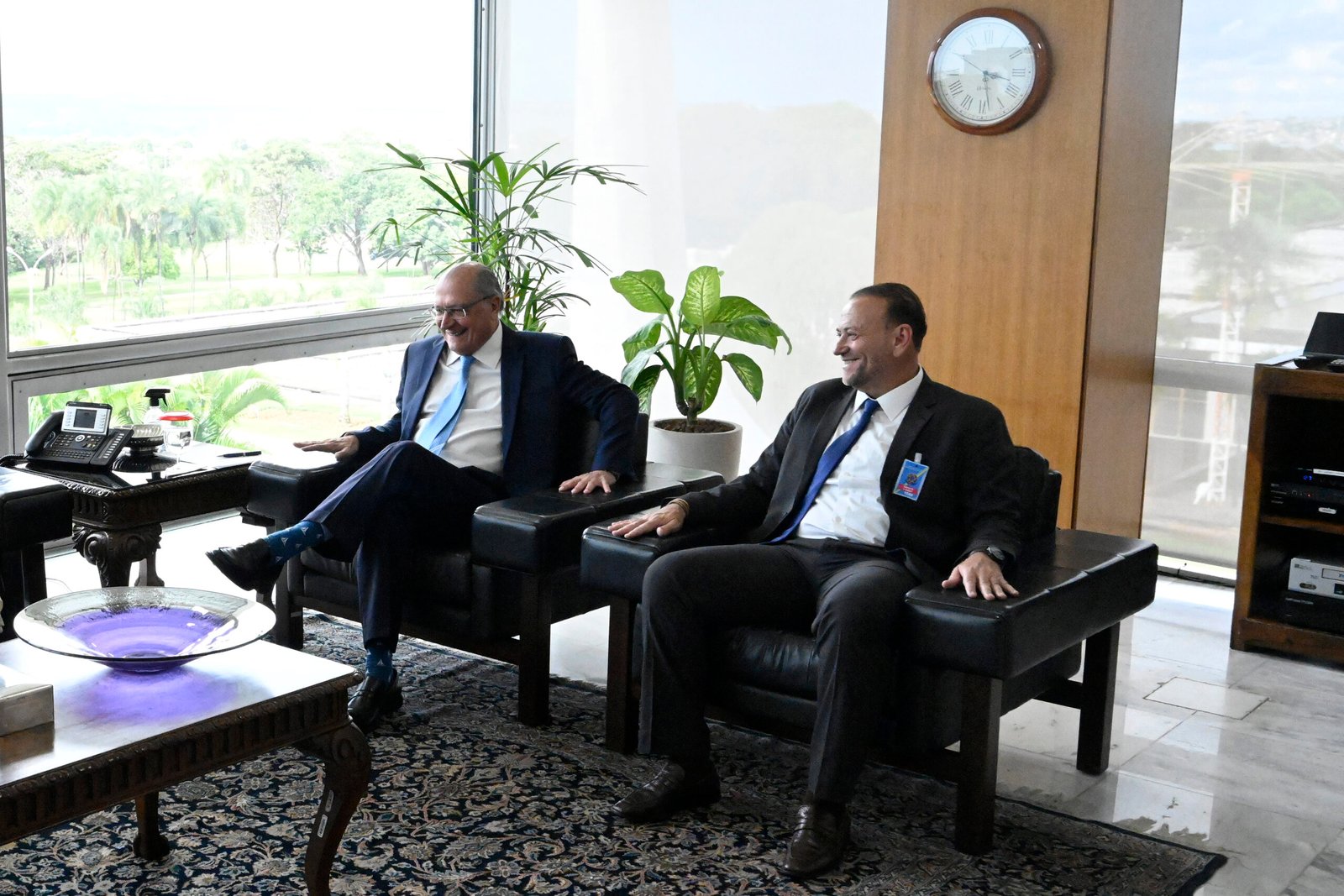 Geraldo Alckmin e Edinho Silva sentados lado a lado em poltronas, sorrindo, em sala do gabinete da Presidência da República